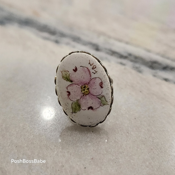Vintage Adjustable Floral Ring – Hand-Painted Enamel Oval Setting - Picture 2 of 4